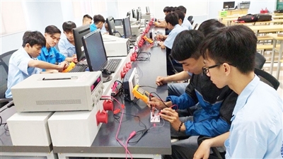 Bằng tốt nghiệp trung cấp Trường trung cấp Kinh tế - Kỹ thuật Hà Nội 1: Cơ hội vững bước tương lai!